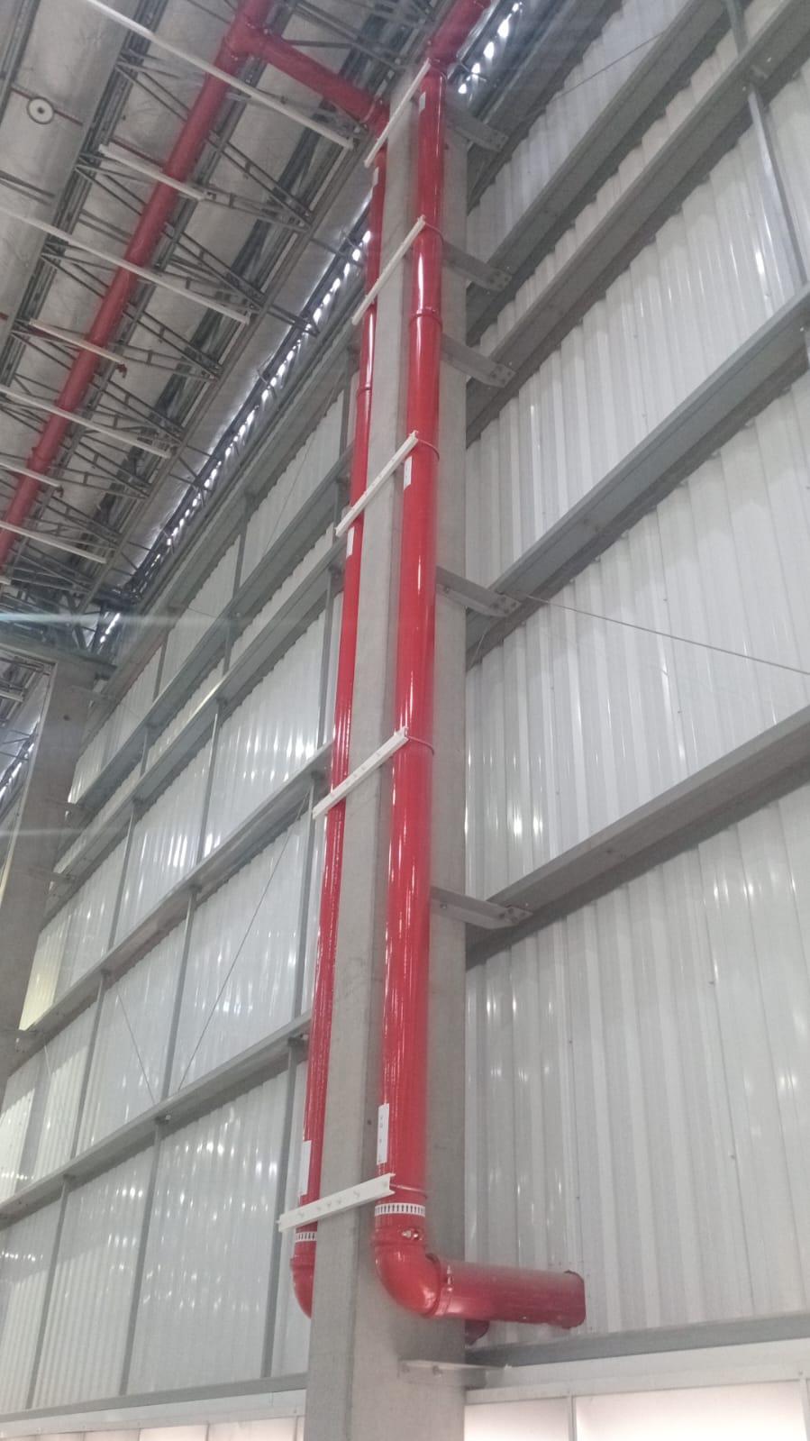 Tubulação de hidrantes em área industrial